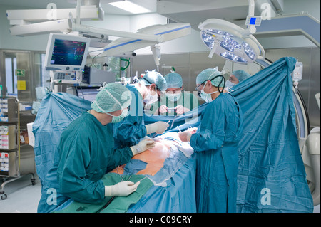 Herzchirurgie im Hybrid-OP-Saal, Deutsches Herzzentrum Berlin oder Deutsche Herzzentrum, Berlin, Deutschland, Europa Stockfoto