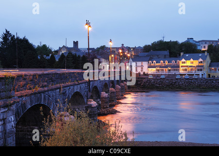 Alte Steinbrücke über Laune Fluss, Killorglin, Ring of Kerry, County Kerry, Irland, britische Inseln, Europa Stockfoto