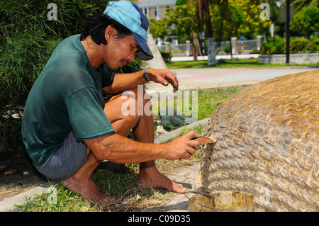 Fischer, die Reparatur seines Bootes traditionelle Runde Wicker, Vietnam, Südostasien Stockfoto