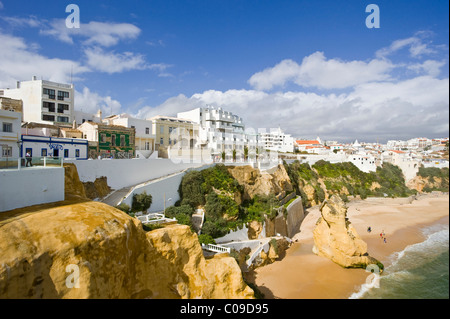 Stadtbild mit Strand, Albufeira, Algarve, Portugal, Europa Stockfoto