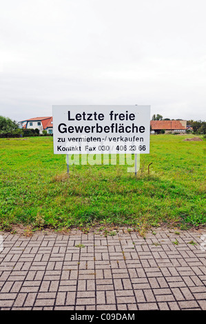 "Letzte Freie Gewerbeflaeche", letzte freie Gewerbeflächen in einem Industriegebiet in der strukturschwachen Region zu unterzeichnen Stockfoto