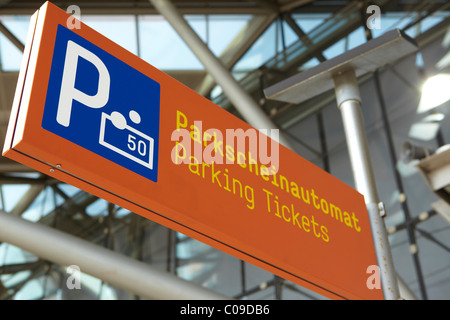 Zeichen Parkscheinautomat, Parkuhr, Zahlen und Maschine anzeigen Stockfoto