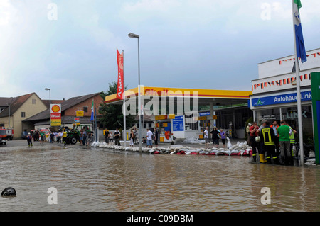 Überflutung von einer Tankstelle gehindert zu sein, mit Sandsäcken, Unterriexingen, Baden-Württemberg, Deutschland, Europa Stockfoto