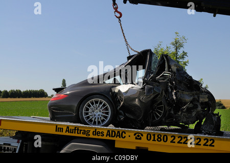 Völlig zertrümmerten Wrack eines Porsche Carrera S nach einem schweren Autounfall, Markgröningen, Baden-Württemberg Stockfoto