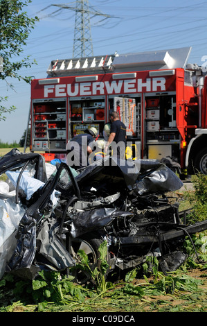 Summierten Wrack eines BMW 3 nach einem tödlichen Verkehrsunfall, Markgröningen, Baden-Württemberg, Deutschland, Europa Stockfoto