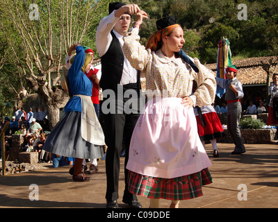 Portugiesische Volkstänzer in traditioneller Tracht auf dem Festa da Fonte Grande Mai Festival in Alte, Algarve, Portugal, Europa Stockfoto