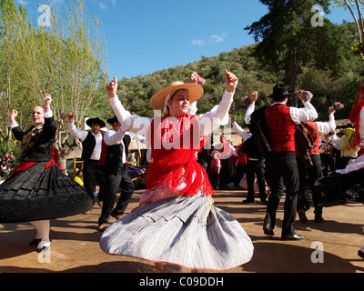 Portugiesische Volkstänzer in traditioneller Tracht auf dem Festa da Fonte Grande Mai Festival in Alte, Algarve, Portugal, Europa Stockfoto