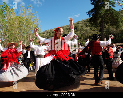 Portugiesische Volkstänzer in traditioneller Tracht auf dem Festa da Fonte Grande Mai Festival in Alte, Algarve, Portugal, Europa Stockfoto