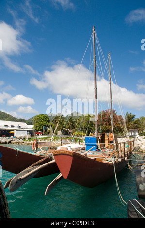 Am Ausleger reiste Kanus wie dieser eine Polynesier alles über dem Pazifischen Ozean Stockfoto