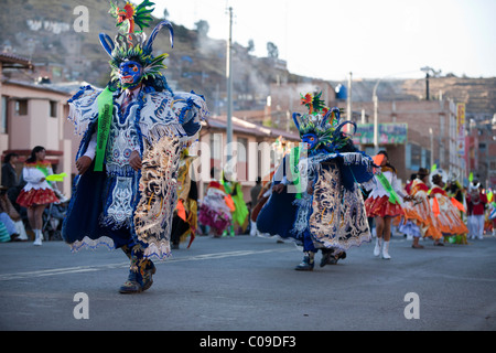 Tänzer in Tracht, die Teilnahme an der Woche Puno parade in Puno, Peru. Stockfoto