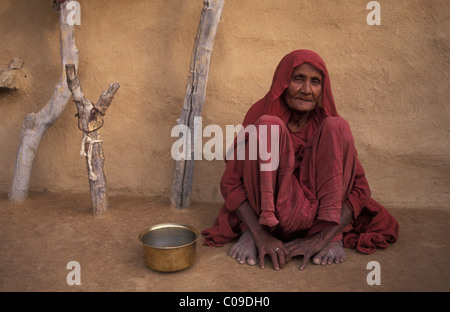 Alte Frau sitzt vor einem Haus, Thar-Wüste, Rajasthan, Indien, Asien Stockfoto