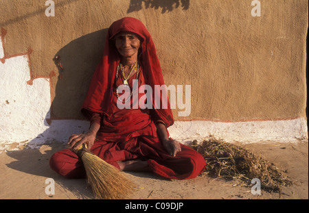 Alte Frau sitzt vor einem Haus, Thar-Wüste, Rajasthan, Indien, Asien Stockfoto