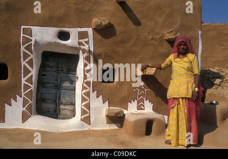 Frau stand vor einem Haus, Thar-Wüste, Rajasthan, Indien, Asien Stockfoto