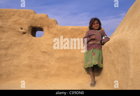 Kleines Mädchen vor einer Wand in das Dorf, Thar-Wüste, Rajasthan, Indien, Asien Stockfoto