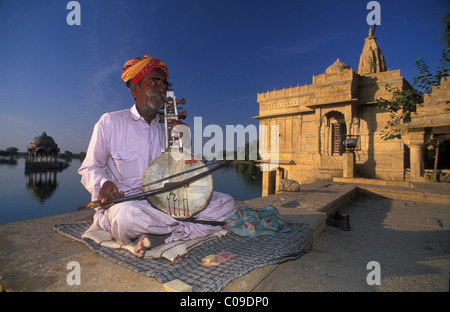 Straßenmusik in Gadi Sagar mit Hindu-Tempel, Jaisalmer, Rajasthan, Indien, Asien Stockfoto