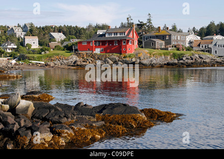 Küste von Monhegan Island, Maine, New England, USA, Rotes Haus, Felsenküste, Remote Offshore-Hafen-Szene Stockfoto