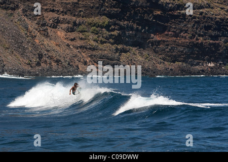 Surfer Surfwellen von Felsen am Playa Nogales an der Ostküste La Palma Kanaren Spanien Stockfoto