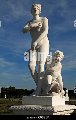 Venus mit Putto in den Gärten des Barock Herrenhaeuser Gaerten, erstellt von 1696 bis 1714, Herrenhaeuser Straße 4, Hannover Stockfoto