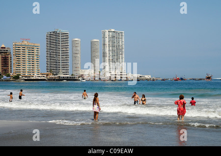 Strand Playa Cavancha, Küste, Wellen, mehrstöckige Gebäude, Iquique, Norte Grande, Nord-Chile, Chile, Südamerika Stockfoto