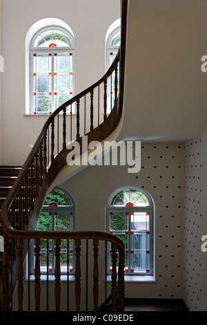 Treppe mit Sprossenfenstern und alte Holztreppe, restauriert, Kunst-Museum Kurhaus Kleve, Kleve, Niederrhein-region Stockfoto