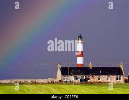 Regenbogen am Tarbat Ness Leuchtturm Stockfoto