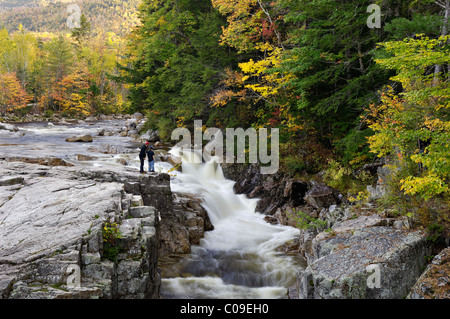 Vater und Sohn stehen oberhalb der felsigen Schlucht Wasserfall n der White Mountains National Forest in New Hampshire Stockfoto