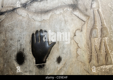 Magie schwarze Hand auf einem verwitterten Grabplatte im Kreuzgang, ehemaliges Kloster von St. Viktor, Xanten, Niederrhein Stockfoto