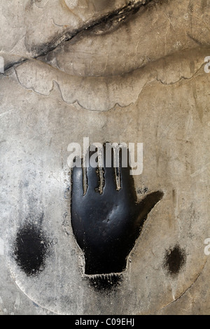 Magie schwarze Hand auf einem verwitterten Grabplatte im Kreuzgang, ehemaliges Kloster von St. Viktor, Xanten, Niederrhein Stockfoto