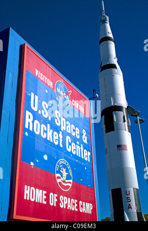 Saturn-V-Mock-up steht neben dem U.S. Space and Rocket Center Schild befindet sich in Huntsville, Alabama, USA. Stockfoto