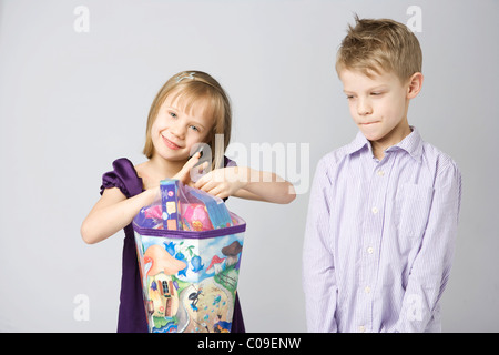 Kinder mit großen Kornett Karton gefüllt mit Süßigkeiten und kleine Geschenke an Kinder in Deutschland an ihrem ersten Tag verabreicht Stockfoto