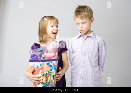 Kinder mit großen Kornett Karton gefüllt mit Süßigkeiten und kleine Geschenke an Kinder in Deutschland an ihrem ersten Tag verabreicht Stockfoto