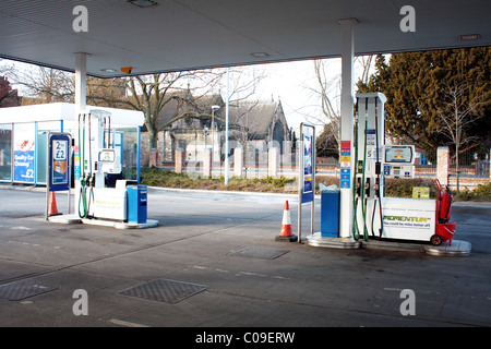 Eine leere Tankstelle Vorplatz mit bleifrei und Diesel Kraftstoff geschlossen und unbenutzt wegen Benzin Streiks und Mehrwertsteuererhöhung Preis. Stockfoto