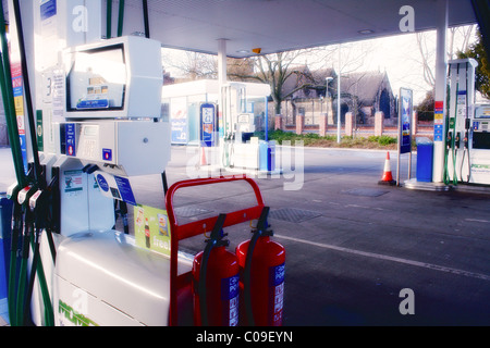 Eine leere Tankstelle Vorplatz mit bleifrei und Diesel Kraftstoff geschlossen und unbenutzt wegen Benzin Streiks und Mehrwertsteuererhöhung Preis. Stockfoto