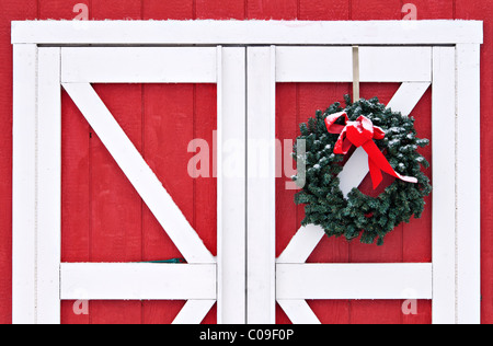 Adventskranz am Scheunentor in Floyds Knobs, Indiana Stockfoto