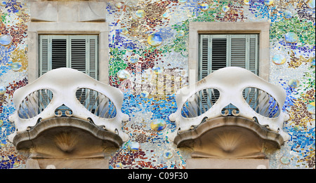 Die schmiedeeisernen Balkonen an der Fassade der Casa Batlló Gebäude symbolisieren Schädel, entworfen von Antoni Gaudi Stockfoto