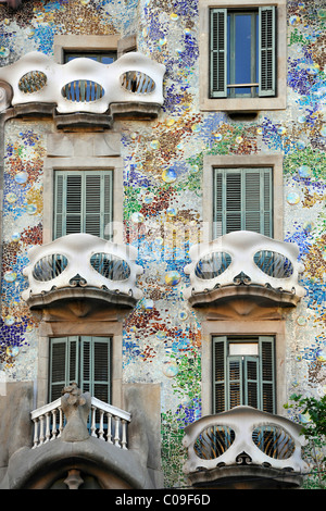 Die schmiedeeisernen Balkonen an der Fassade der Casa Batlló Gebäude symbolisieren Schädel, entworfen von Antoni Gaudi Stockfoto