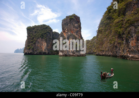 Traditionellen Fischerboot vor Rock-Formationen, Phang Nga Bay, Phuket, Thailand, Südostasien, Asien Stockfoto