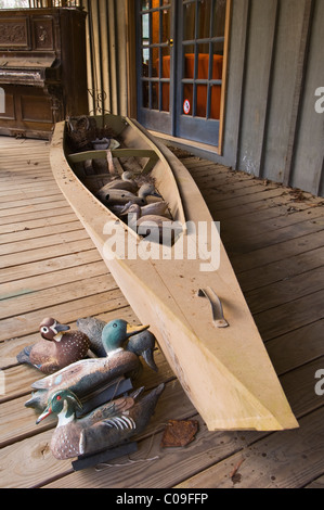 Ruderplatz Barcaccia und Ente Köder auf der Veranda ein Jagdschloss in Dougherty County, Georgia Stockfoto