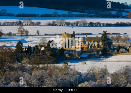 Stokesay Castle in Shropshire im Schnee bedeckt Landschaft Stockfoto