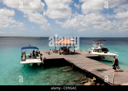 Scuba Diver Köpfe in Richtung Tauchboote, Bonaire. Stockfoto
