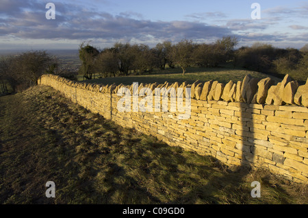 eine Trockenmauer gebaut wird repariert Stockfoto