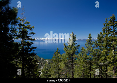 Lake Tahoe west mit Blick auf die schneebedeckten Berge der Sierra Nevada von Kalifornien von der Nevada-Seite Stockfoto