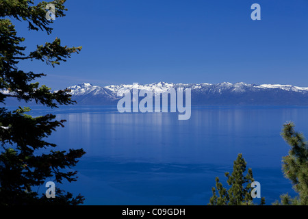 Lake Tahoe west mit Blick auf die schneebedeckten Berge der Sierra Nevada von Kalifornien von der Nevada-Seite Stockfoto
