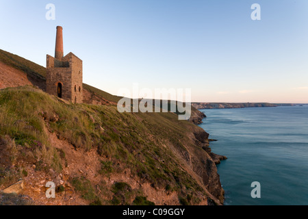 Die Towanroath-Welle bei Wheal Coates, in der Nähe von Kapelle Porth, Cornwall Stockfoto