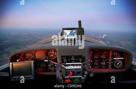 Cockpit einer Dimona H36, Motorsegler, Leichtflugzeug, allgemeine Luftfahrt, Privatpiloten-Lizenz, über die Region Ruhrgebiet Stockfoto