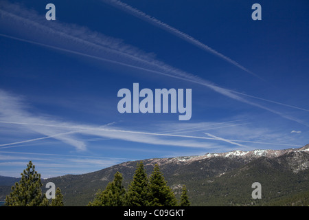 Vapor Trails von hoch fliegenden Flugzeuge im blauen Himmel über dem Lake Tahoe an der Grenze zwischen Kalifornien und Nevada Stockfoto