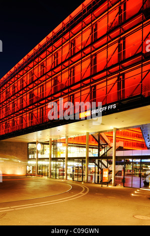 Beleuchtung mit Leuchtstofflampen über der Eingangshalle des Bahnhofs in Zug, Schweiz, Europa Stockfoto