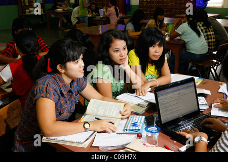 Studenten während einer Vorlesung, Gruppenarbeit, HKBP Nommensen Universität, Medan, Sumatra island, Indonesien, Asien Stockfoto