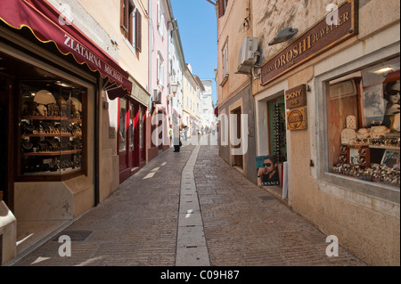 Straße in der Altstadt mit Geschäften, Krk, Insel Krk, Kroatien, Europa Stockfoto