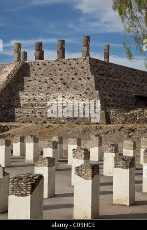 Spalten und Atlantes mit dem Tlahuizcalpantecuhtli Pyramide oder Tempel des Morgensterns in der Hauptstadt der Tolteken Tula, Mexiko. Stockfoto